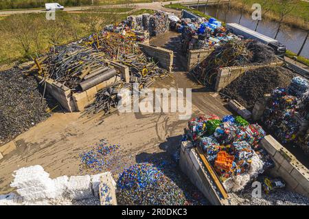 Massive Schrotthaufen in der Recyclinganlage. Hochwertiges Foto Stockfoto