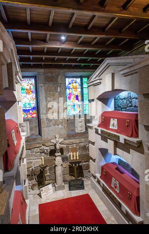 Braga, Portugal - 1. Mai 2023: Grab mit Sarg des ehemaligen Bogens. bischöfe in der Kirche in Braga, Portugal, Stockfoto