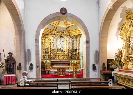 Braga, Portugal - 1. Mai 2023: Goldene Dekoration und Orgeln im Inneren der Kathedrale von Sé de Braga - Braga, Portugal Stockfoto