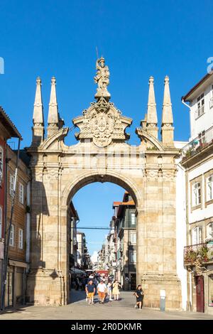 Braga, Portugal - 30. April 2023: Der Bogen des neuen Tors, Arco da Porta Nova, Barockgebäude aus dem späten 18. Jahrhundert am Eingang zum historischen Ol Stockfoto