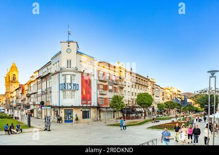 Braga, Portugal - 30. April 2023: Sonnenuntergang über Praca da Republica im historischen Zentrum von Braga, Portugal, mit Reflexion im Brunnen. Stockfoto