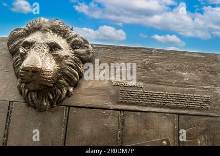 Statuen aus dem Löwen, der Hexe und der Garderobe im CS Lewis Square Belfast Stockfoto