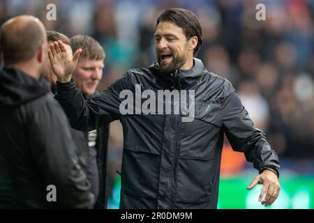 Swansea, Großbritannien. 08. Mai 2023. Swansea City Manager Russell Martin dankt seinen Mitarbeitern beim Sky Bet Championship-Spiel Swansea City gegen West Bromwich Albion im Swansea.com Stadium, Swansea, Großbritannien, 8. Mai 2023 (Foto von Craig Anthony/News Images) in Swansea, Großbritannien, am 5./8. Mai 2023. (Foto: Craig Anthony/News Images/Sipa USA) Guthaben: SIPA USA/Alamy Live News Stockfoto