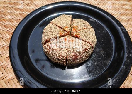 Scheiben Anjeer-Kuchen, süßes indisches Gericht mit Mohnsamen. Feigendessert mit Datteln, Mandeln und Pista Stockfoto