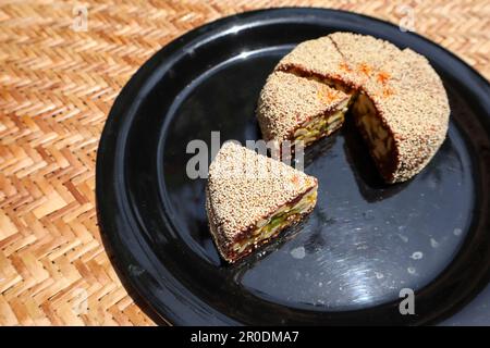 Scheiben Anjeer-Kuchen, süßes indisches Gericht mit Mohnsamen. Feigendessert mit Datteln, Mandeln und Pista Stockfoto