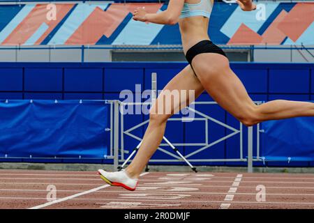 Nahaufnahme einer Sportlerin, die das Sprint-Rennen im Stadion bei den Sommermeisterschaften der Leichtathletik beendet Stockfoto