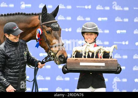 Badminton Estate, Gloucestershire, Großbritannien. 8. Mai 2023. 2023 Badminton Horse Trials Day 5; Rosalind Canter von Großbritannien hält die Trophäe der Badminton Horse Trials Sieger, die sie beim Reiten von Lordships Graffalo Credit: Action Plus Sports/Alamy Live News gewann Stockfoto