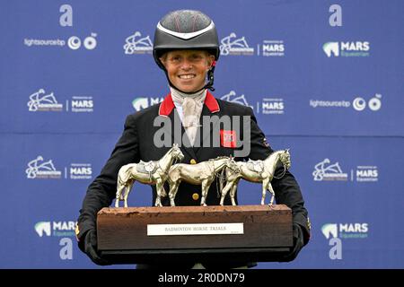 Badminton Estate, Gloucestershire, Großbritannien. 8. Mai 2023. 2023 Badminton Horse Trials Day 5; Rosalind Canter von Großbritannien hält die Trophäe der Badminton Horse Trials Sieger, die sie beim Reiten von Lordships Graffalo Credit: Action Plus Sports/Alamy Live News gewann Stockfoto