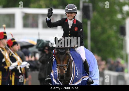 Badminton Estate, Gloucestershire, Großbritannien. 8. Mai 2023. 2023 Badminton Horse Trials Day 5; Rosalind Canter of Great Britain Riding Lordships Graffalo feiert den Gewinn der Badminton Horse Trials Credit: Action Plus Sports/Alamy Live News Stockfoto