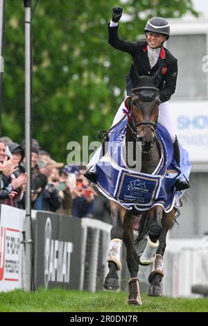 Badminton Estate, Gloucestershire, Großbritannien. 8. Mai 2023. 2023 Badminton Horse Trials Day 5; Rosalind Canter of Great Britain Riding Lordships Graffalo feiert den Sieg der Trials Credit: Action Plus Sports/Alamy Live News Stockfoto