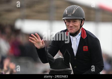 Badminton Estate, Gloucestershire, Großbritannien. 8. Mai 2023. 2023 Badminton Horse Trials Day 5; Oliver Townend of Great Britain Riding Ballaghmor Class feiert seinen zweiten Platz in Badminton Horse Trials Credit: Action Plus Sports/Alamy Live News Stockfoto