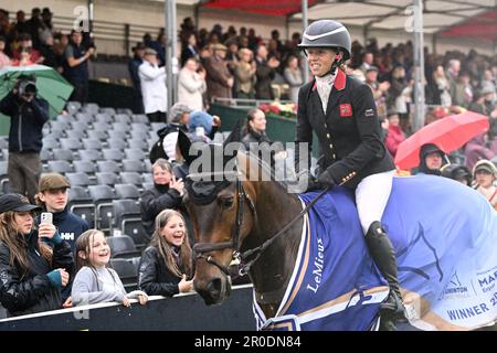 Badminton Estate, Gloucestershire, Großbritannien. 8. Mai 2023. 2023 Badminton Horse Trials Day 5; Rosalind Canter of Great Britain Riding Lordships Graffalo feiert den Sieg der Trials Credit: Action Plus Sports/Alamy Live News Stockfoto