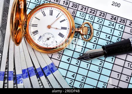 Taschenuhr, Stift und Dollar extra hautnah Stockfoto