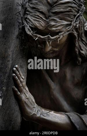 Statue von Jesus Christus, dem Erlöser der Welt, mit Dornenkrone aus Kreuzigung, Wiederauferstehung und Kreuz Stockfoto