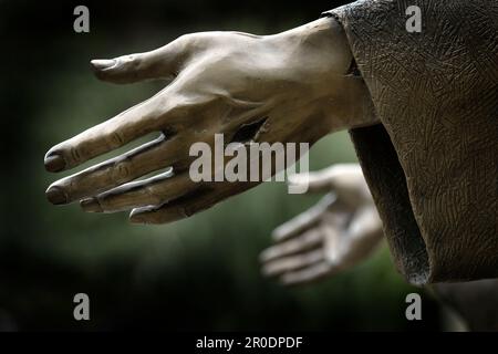 Statue von Jesus Christus, dem Erlöser der Welt, mit Nagelspuren von Kreuzigung und Auferstehungskreuz Stockfoto