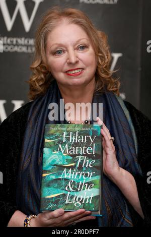 London, Großbritannien. 04. März 2020. Hilary Mantel unterzeichnet Kopien ihres neuen Romans „The Mirror & the Light“ im Waterstones Piccadilly in London. (Foto: Fred Duval/SOPA Images/Sipa USA) Guthaben: SIPA USA/Alamy Live News Stockfoto