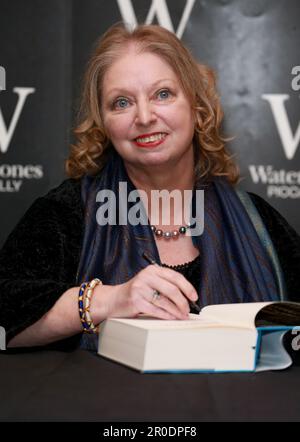 London, Großbritannien. 04. März 2020. Hilary Mantel unterzeichnet Kopien ihres neuen Romans „The Mirror & the Light“ im Waterstones Piccadilly in London. (Foto: Fred Duval/SOPA Images/Sipa USA) Guthaben: SIPA USA/Alamy Live News Stockfoto