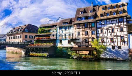 Wunderschöne Kanäle von Straßburg - traditionelle blumige, farbenfrohe Stadt im Elsass, Frankreich Reisen und Sehenswürdigkeiten Stockfoto