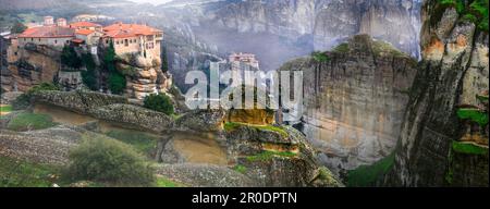 Geheimnisvolle Klöster, die über Felsen von Meteora, Griechenland, hängen - die berühmtesten Wahrzeichen und wunderschönen Orte Stockfoto