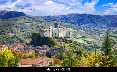 „Castello di Bardi“ - beeindruckendes mittelalterliches Schloss und malerisches Dorf in der italienischen Region Emilia-Romagna Stockfoto