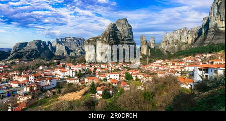 Wahrzeichen Griechenlands - einzigartige Meteora-Felsen. Blick auf das Dorf Kalambaka Stockfoto