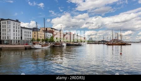 Der Hafen von Pohjoisranta ist bekannt für den Halkolaituri Pier, der als Heimat historischer Holzschiffe in Helsinki, Finnland, dient. Pohjoisranta bedeutet Stockfoto