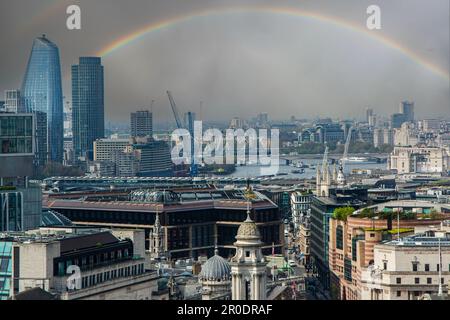 Ein doppelter Regenbogen über der City of London und der Themse Stockfoto