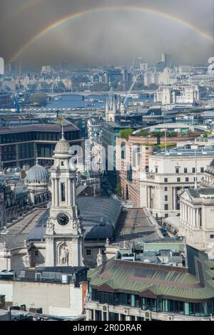 Ein doppelter Regenbogen über der City of London und der Themse Stockfoto