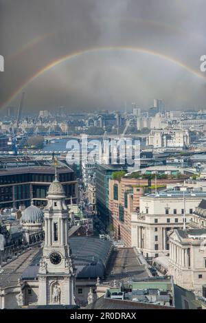 Ein doppelter Regenbogen über der City of London und der Themse Stockfoto