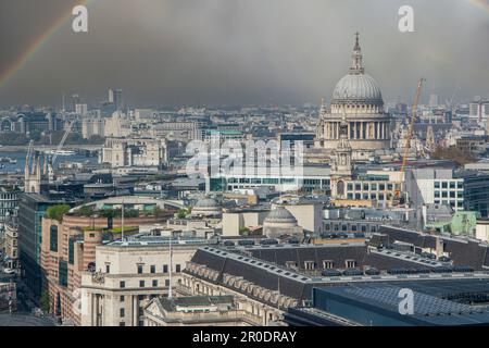 Ein doppelter Regenbogen über der City of London und der Themse Stockfoto