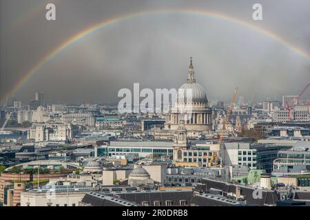 Ein doppelter Regenbogen über der City of London und der Themse Stockfoto