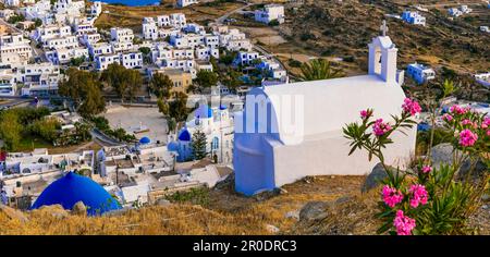 IOS-Insel. Griechenland, Kykladen. Panoramablick auf das Dorf Chora mit Kirchen und weiß getünchten Häusern. Beliebtes Touristenziel Stockfoto