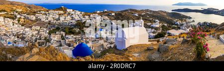Atemberaubender Panoramablick auf die Insel iOS. Dorf Chora mit Kirchen und weiß getünchten Häusern. Beliebtes Touristenziel in Kykladen, Griechenland Stockfoto