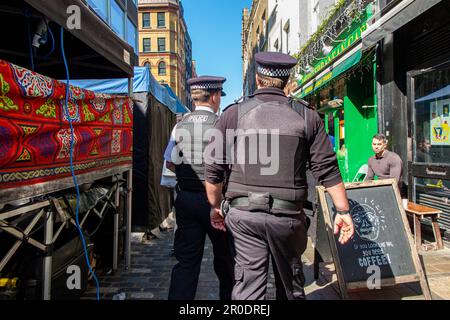 Polizisten auf Patrouille in Soho, London Stockfoto