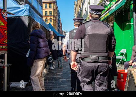 Polizisten auf Patrouille in Soho, London Stockfoto