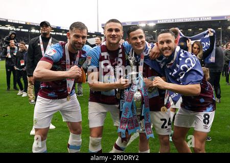 Burnleys Charlie Taylor, Taylor Harwood-Bellis, Josh Cullen und Josh Brownhill (links-rechts) feiern nach dem Sky Bet Championship-Spiel in Turf Moor, Burnley, mit der Trophäe „Sky Bet Championship“. Foto: Montag, 8. Mai 2023. Stockfoto