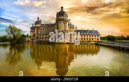Großartige wunderschöne Schlösser und das Kulturerbe Frankreichs - Chateau de Chantilly bei Sonnenuntergang Stockfoto