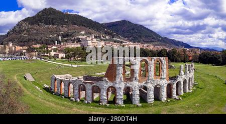 Großartige historische italienische Wahrzeichen - beeindruckende Stadt Gubbio in Umbrien. Panoramablick von der Drohne auf das römische Amphitheater. Reisen nach Italien Stockfoto