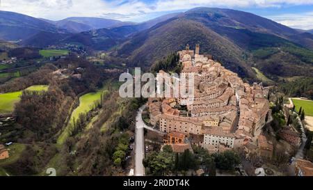 Italien, Umbrien, die schönsten Orte. Wunderschönes mittelalterliches Dorf Nocera Umbra, Region Perugia. Panoramablick von der Drohne aus der Luft Stockfoto