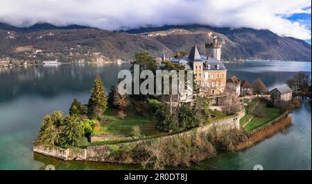 Herrliche malerische Seen der europäischen Alpen - wunderschönes Annecy mit märchenhaftem Schloss Duingt auf der Insel. Panoramablick aus der Vogelperspektive. Frankreich, Haute-Savoie Stockfoto