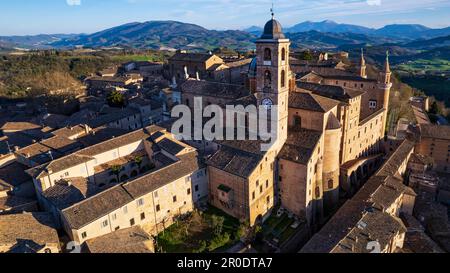 Eine der schönsten mittelalterlichen Städte Italiens - Urbino in der Region Marken. Panoramablick aus der Luftdrohne über den Sonnenuntergang Stockfoto