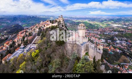 San Marino – Panoramablick von der Drohne auf die mittelalterliche Stadt und zwei Schlösser. Reisen nach Italien und Sehenswürdigkeiten Stockfoto