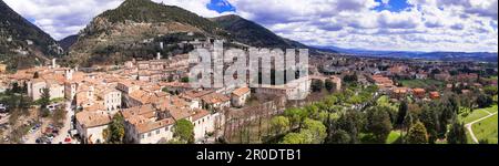 Panoramablick von der Drohne auf die mittelalterliche Stadt Gubbio in Umbrien. Reisen Sie nach Italien. Großartige historische italienische Wahrzeichen und die besten Touristenziele Stockfoto