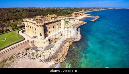 Atemberaubende landschaftliche Ansicht der Burg am Strand von Ladispoli - Castello Palo Odescalchi. Region Latium, Italien Stockfoto