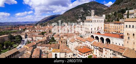 Panoramablick von der Drohne auf die mittelalterliche Stadt Gubbio in Umbrien. Reisen Sie nach Italien. Großartige historische italienische Wahrzeichen und die besten Touristenziele Stockfoto