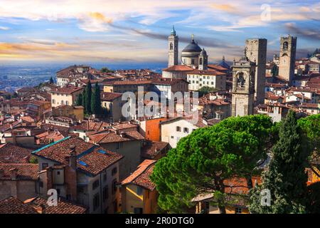 Italienische historische Wahrzeichen und wunderschöne mittelalterliche Städte - Bergamo, Altstadt, Blick mit Türmen über dem Sonnenuntergang. Lombardei, Italien Stockfoto