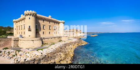 Wunderschöne malerische Aussicht auf das Schloss am Strand von Ladispoli - Castello Palo Odescalchi. Region Latium, Italien Reisen und Sehenswürdigkeiten Stockfoto