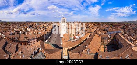 Ferrara - wunderschöne mittelalterliche Stadt in Emilia Romagna Italien. Drohnenvideo vom historischen Zentrum Stockfoto