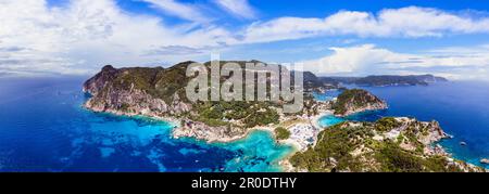 Insel Korfu. Draufsicht über das beliebte und wunderschöne Touristendorf Paleokastrtsa und Resort, Panorama des Ampelaki Beach. Griechenland, ionische Insel Stockfoto