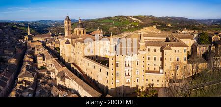 Eine der schönsten mittelalterlichen Städte Italiens - Urbino in der Region Marken. Panoramablick aus der Luftdrohne über den Sonnenuntergang Stockfoto